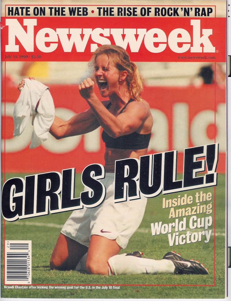 Корица на списание Newsweek от 19 юли 1999 г. с Бранди Честейн, празнуваща победа на Световната купа, и заглавие 'GIRLS RULE! Inside the Amazing World Cup Victory